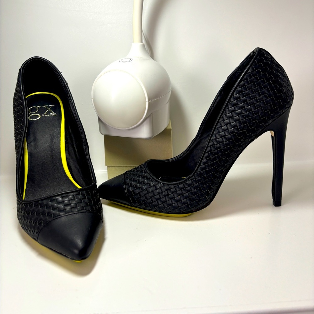 GX (Gwen Stefani) Cap toe Pump; 7.5